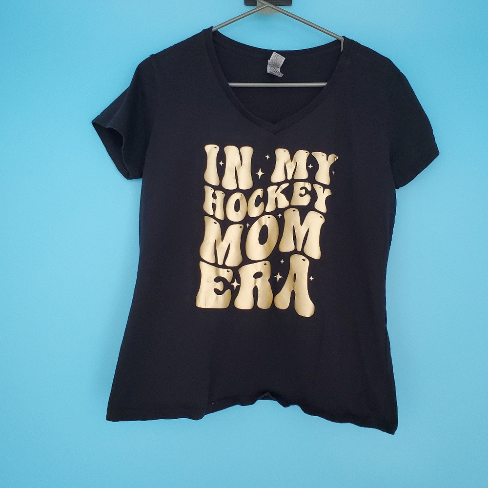Hockey Mom Tee Size Medium Gildan V-Neck